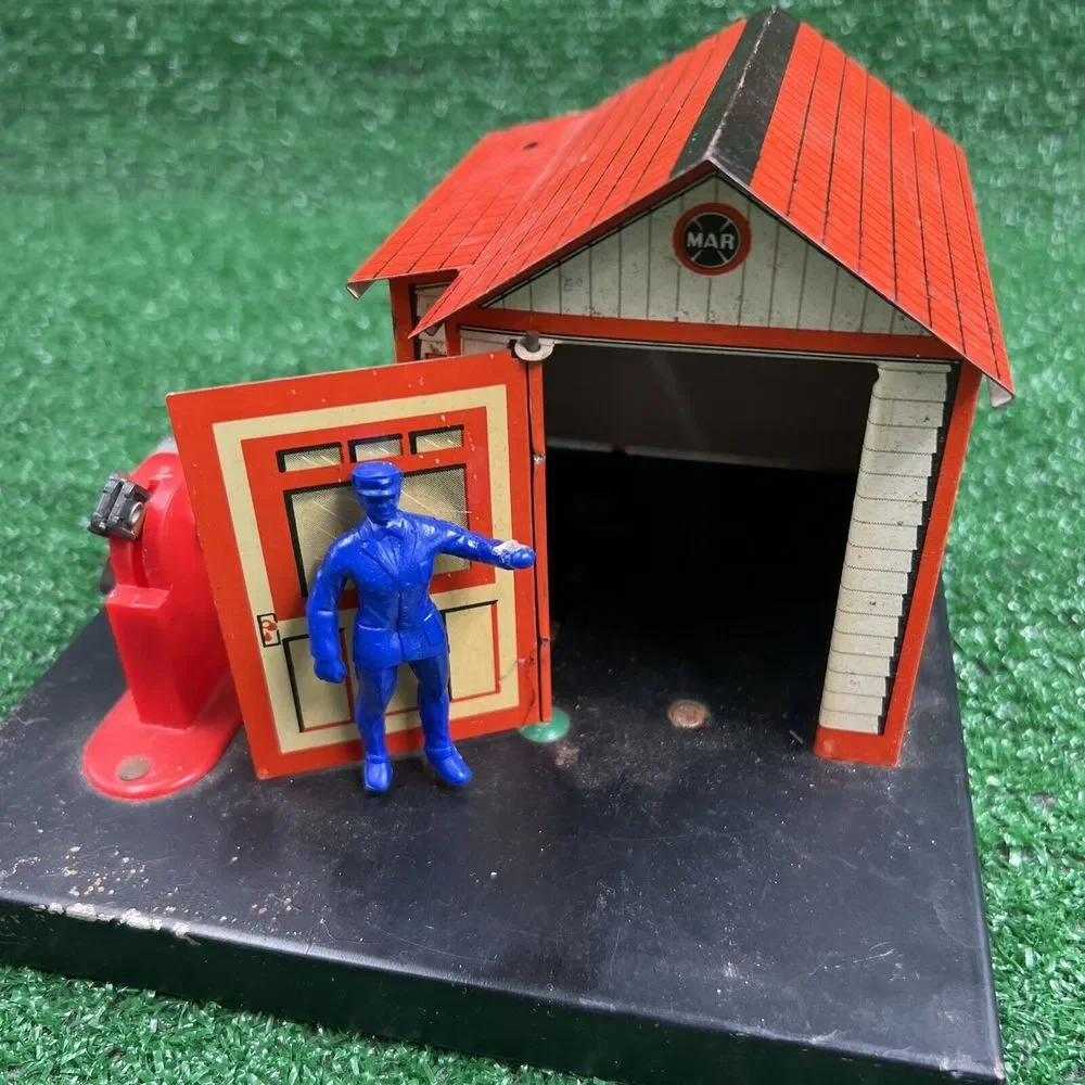 Vintage Marx Railroad Crossing Building‎ & Gate Watchman For Parts Or Repair